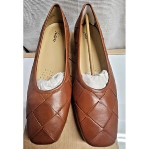 Trotters Women's Flat Loafer‎ Luggage  10.5 Narrow Leather upper woven detailing